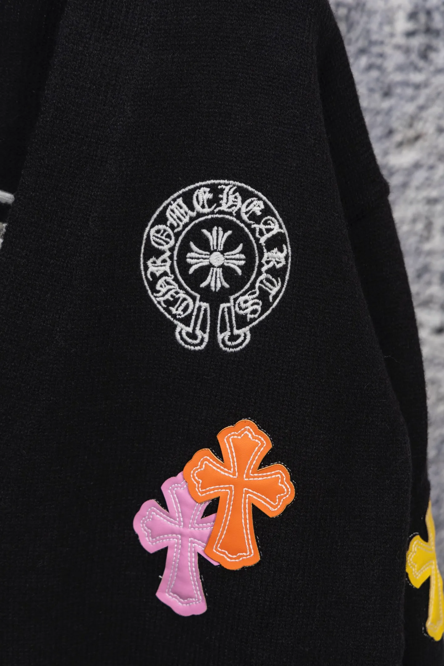 P240 -Chrome Hearts/Chrome Hearts Colorful cross leather cardigan jacket sweater. High weight, high density and high quality. The wool is soft, delicate and skin-friendly. It feels soft and silky. It has excellent warmth and skin-friendly properties. It is custom-woven and dyed without color difference. No matter the fabric or workmanship details, it is better than the ordinary version on the market. -The hardware and zipper accessories are all customized and full of details. Crow autumn and winter super heavy embroidery ➕ positioning leather label long-sleeved knitted cardigan lazy outer wear mid-length sweater -Colour: black white Size: S M L